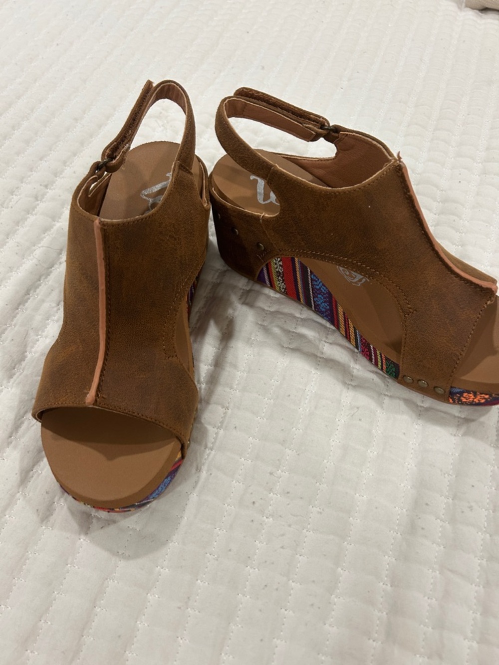 Very G Brown Suede-Look Wedge Sandals with Multicolor Pattern